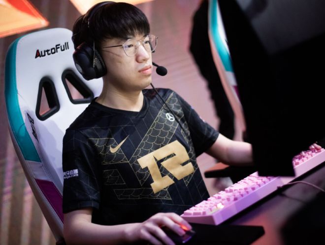 FPX险胜FLY,Chovy关键团战开团秒人宿命之战入围赛,锁定晋级资格 FPX险胜FLY,Chovy关键团战开团秒人宿命之战入围赛,锁定晋级资格