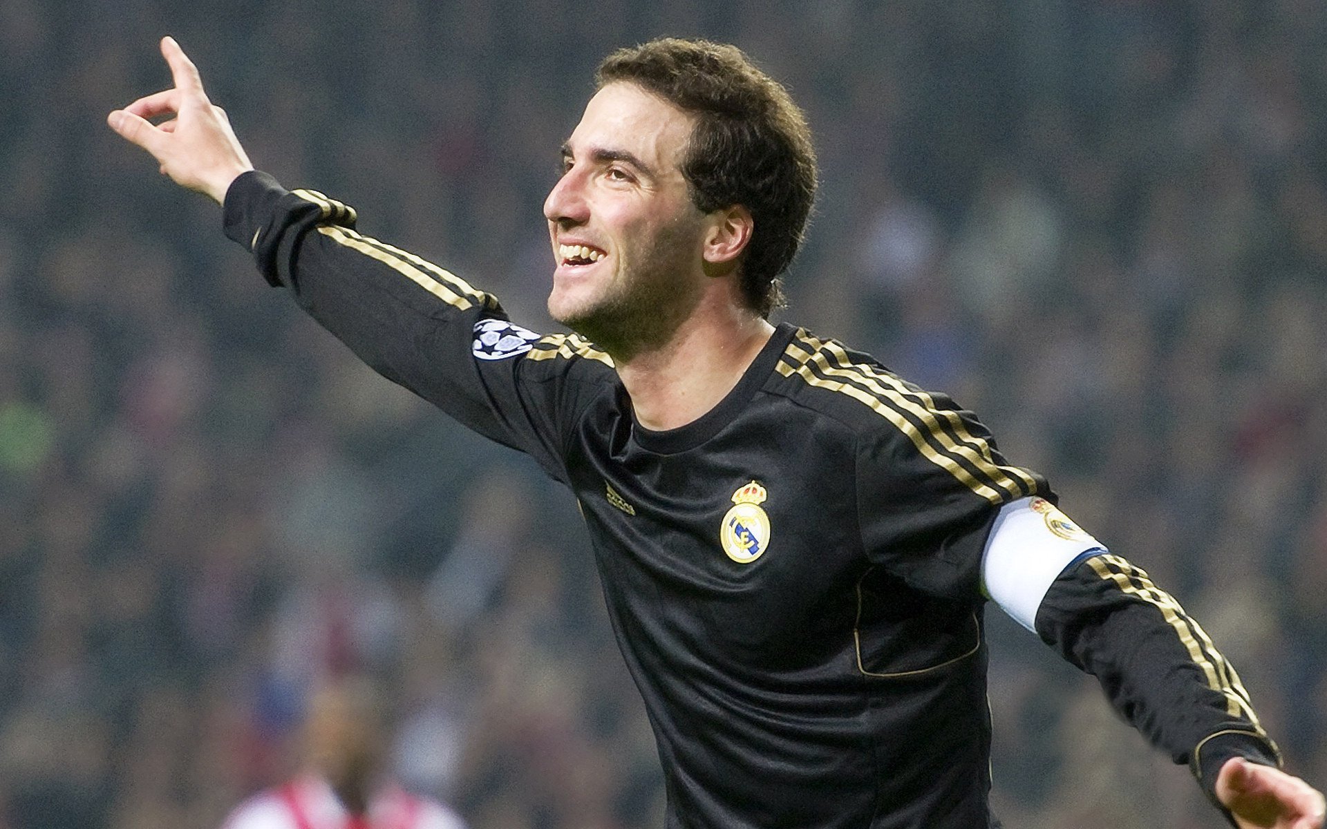 开云体育官网-富安健洋，从后防铁闸到进攻发起点，日本队三球完胜新西兰的战术启示